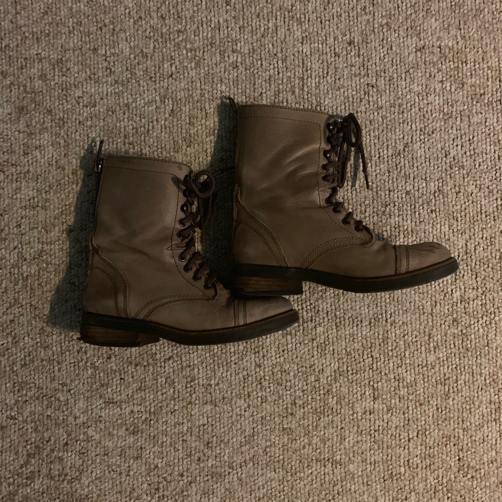 Steve Madden Combat boots in taupe | size 6